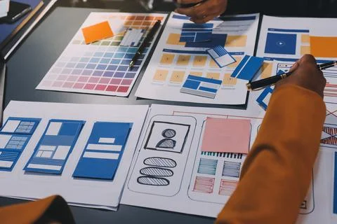 The designer team is designing the uxui system to make the uxui system work.. Stock-Fotos