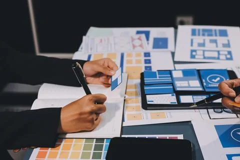 The designer team is designing the uxui system to make the uxui system work.. Stock-Fotos