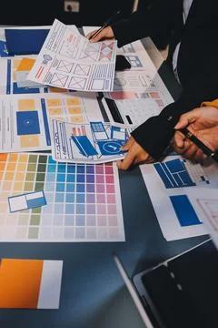 The designer team is designing the uxui system to make the uxui system work.. Stock-Fotos