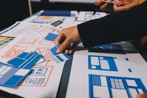 The designer team is designing the uxui system to make the uxui system work.. Stock-Fotos