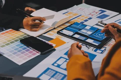 The designer team is designing the uxui system to make the uxui system work.. Stock-Fotos