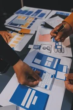 The designer team is designing the uxui system to make the uxui system work.. Stock-Fotos