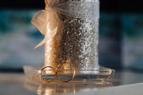 Designer wedding rings lying on the surface. Two wedding rings Foto stock