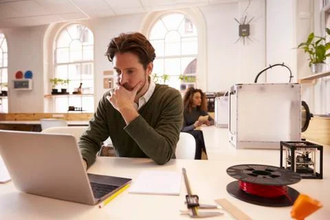 Designer Working With 3D Printer And CAD Software In Studio Foto stock
