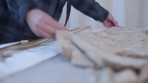Designer working on desk with fabric Vidéo 81662890