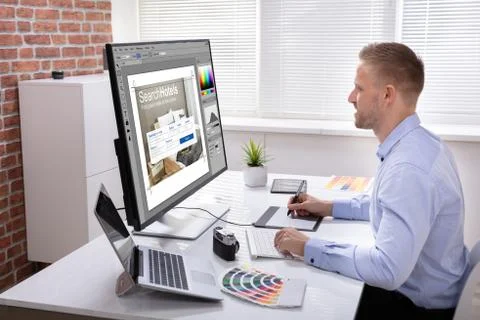 Designer Working On Multiple Computers Foto stock