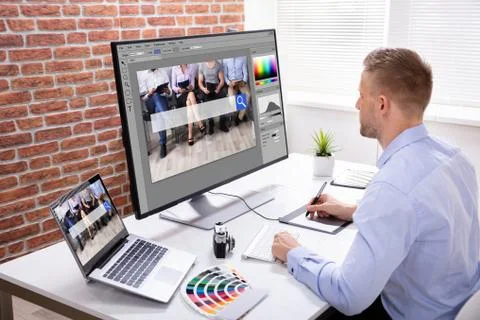 Designer Working On Multiple Computers Foto stock