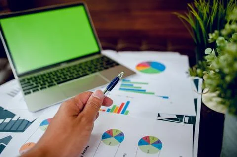 The desk and graph are placed on the business desk. Business concept With cop Stock-Fotos
