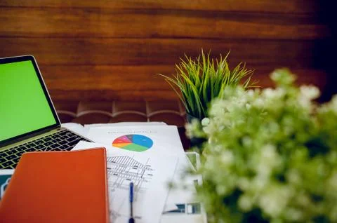 The desk and graph are placed on the business desk. Business concept With cop Foto stock