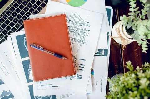 The desk and graph are placed on the business desk. Business concept With cop Stockfoto's