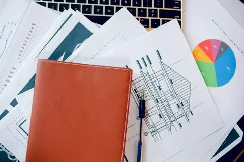 The desk and graph are placed on the business desk. Business concept With cop Foto stock