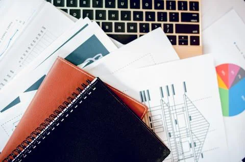 The desk and graph are placed on the business desk. Business concept With cop Foto stock