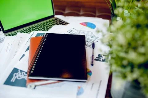 The desk and graph are placed on the business desk. Business concept With cop Stock-Fotos