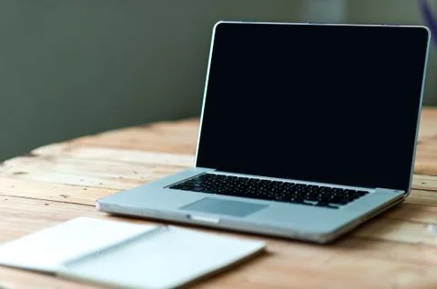 A desk with a business computer and a note on the desk. Business concept with Foto stock