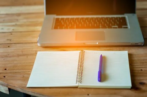 A desk with a business computer and a note on the desk. Business concept with Foto stock