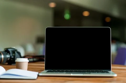 A desk with a business computer and a note on the desk. Business concept with 库存照片