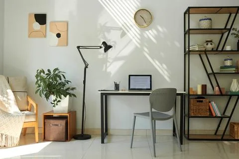 Desk in Home Office of Software Developer Stockfoto's