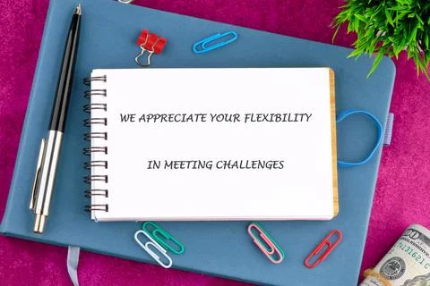 On a desk, a notebook displays the message WE APPRECIATE YOUR FLEXIBILITY IN Stockfoto's