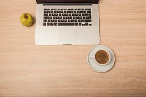 Desk view in the office, computer and coffee, apple next to the laptop Foto stock