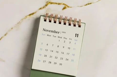 Desktop calendar for November 2023 on the table.Calendar for planning and man Foto stock