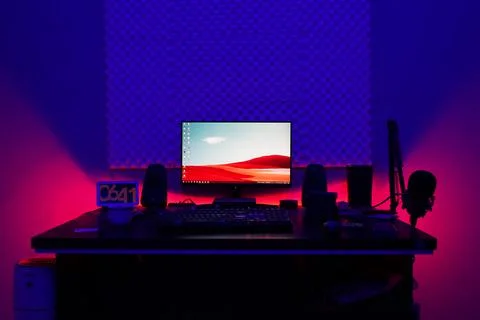 Desktop computer setup with colorful lights behind desk Fotos Stock