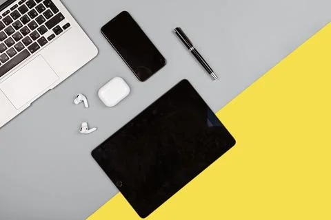 Desktop flat lay with laptop, mobile phone, wireless headphones. Colors of the Foto stock