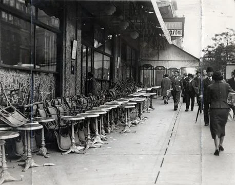 The Desolate Appearance Outside A Paris Cafe Where The Waiters Stopped Work - On Foto stock