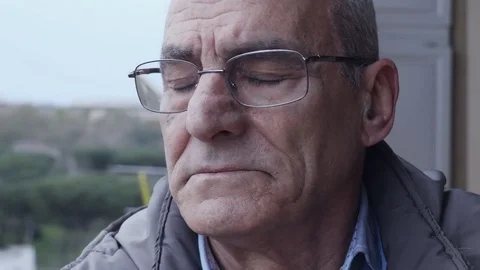 Desperate and sad old man close up. Elderly sad man portrait,outdoor Vidéo 74694265