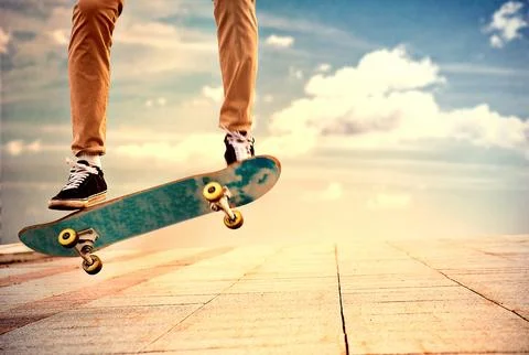 Desperate guy makes extremely dangerous elements on the skateboard 스톡 사진