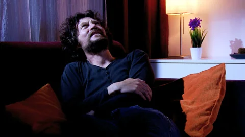 Desperate man crying at home at night Vidéo 37454029