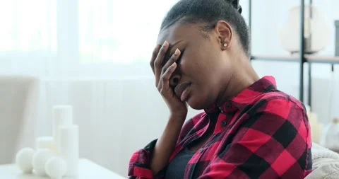 Desperate woman crying on sofa Video stock 155113062