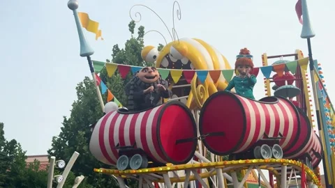 Despicable me characters on decorative float Video stock 338860992