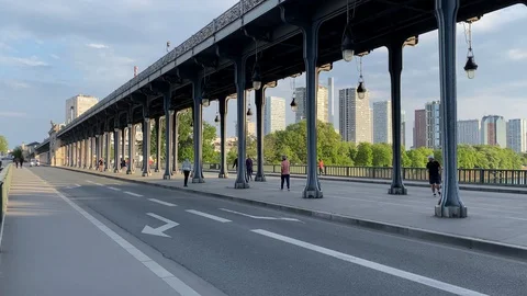 Despite strict confinement parisians decide to go outside Stock Footage 129414893