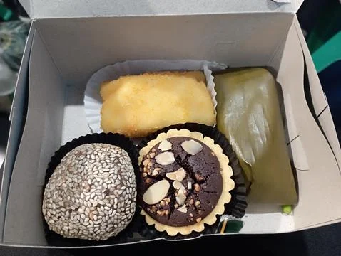 Dessert box for breaking the fast menu, with fillings of cake, lemper, risol, Foto stock