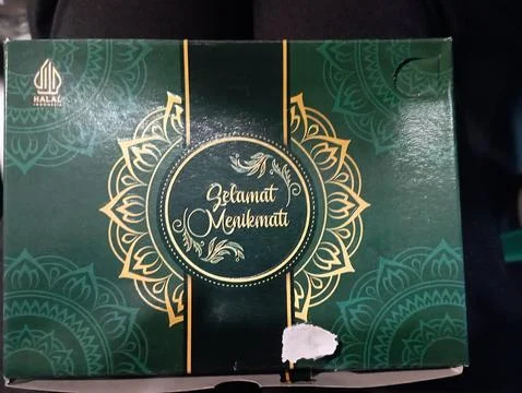 Dessert box for breaking the fast menu, with fillings of cake, lemper, risol, Foto stock