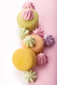 Dessert cake macaron or macaroon on pink background top view. Flat lay compos Fotos Stock