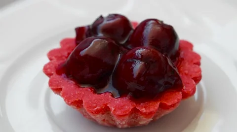 Dessert with cherry in tartlet, rotating on a white plate Vídeos de archivo 54339329