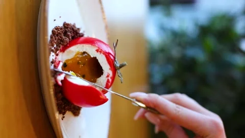 Dessert in the form of a tomato. cutting dessert in a cafe. vertical video of 库存影片 146269990