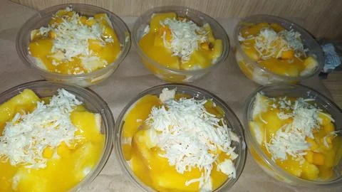 Dessert made from bread, mango and cheese Stock-Fotos
