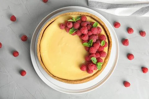 Dessert plate with delicious raspberry cake on grey table, flat lay Foto stock