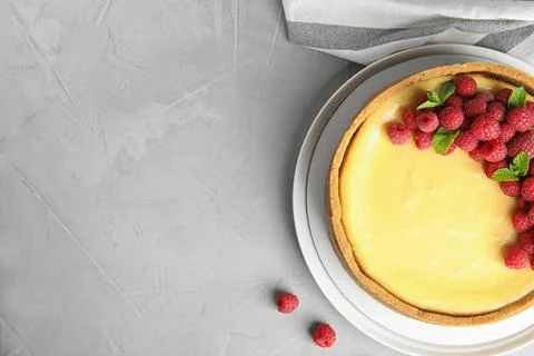 Dessert plate with delicious raspberry cake on grey table, flat lay. Space fo Foto stock