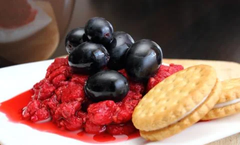 Dessert of raspberry and grapes 库存照片