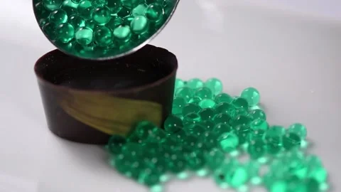 Dessert serving decoration. Spreading mint capsules. Close-up. Vídeos de archivo 133884091