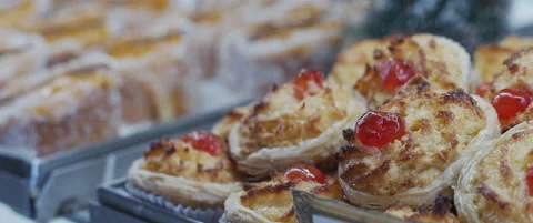 Desserts in bakery shop window Stock Footage 152582938