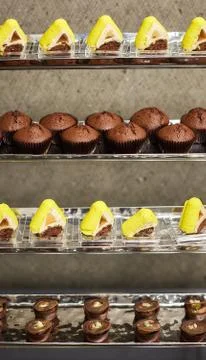 The desserts on the trays 스톡 사진