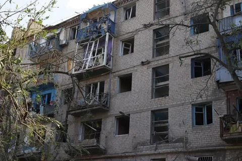 Destroyed apartment building after rocket attack. Traces of fragments. Foto stock