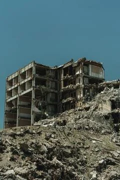Destroyed apartment complex amid rubble and debris Foto stock