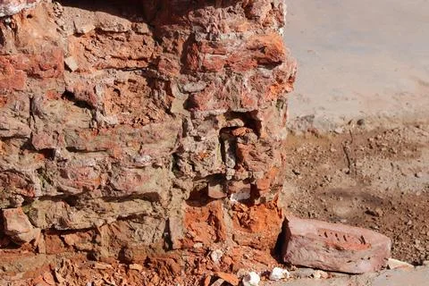 Destroyed brick wall blurred background close up Foto stock