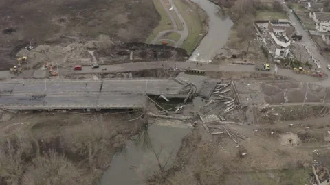 Destroyed bridge across the Irpin river. Evacuation of city dwellers. 스톡 동영상 179895902