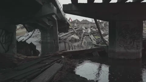 Destroyed bridge across the Irpin river. Evacuation of city dwellers. 库存影片 179919670